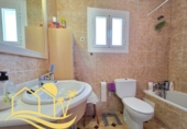 Отдельно стоящий дом с участком на продажу в городе Мохакар. Фото