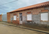 Дом с участком на продажу в городе La Bañeza Фото