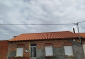 Дом с участком на продажу в городе La Bañeza Фото