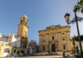 Дом с участком на продажу в городе Chiclana de la Frontera. Фото