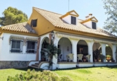 Отдельно стоящий дом с участком на продажу в городе Alcalá de Guadaíra Фото
