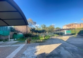 Отдельно стоящий дом с участком на продажу в городе Pinares de Lepe. Фото