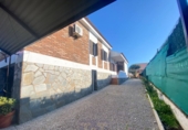 Отдельно стоящий дом с участком на продажу в городе Pinares de Lepe. Фото