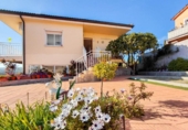 Chalet independiente con terreno en venta en la España, Esparreguera, ref: TR395348 foto