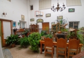 Дом с участком на продажу в городе Вальдепеньяс. Фото