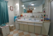 Дом с участком на продажу в городе Вальдепеньяс. Фото