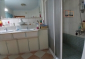 Дом с участком на продажу в городе Вальдепеньяс. Фото