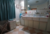 Дом с участком на продажу в городе Вальдепеньяс. Фото