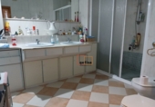 Дом с участком на продажу в городе Вальдепеньяс. Фото