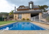 Отдельно стоящий дом с участком на продажу в городе el Vendrell Фото