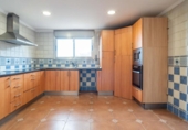 Отдельно стоящий дом с участком на продажу в городе el Vendrell Фото