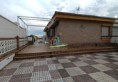 Отдельно стоящий дом с участком на продажу в городе Matalascañas. Фото