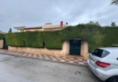 Отдельно стоящий дом с участком на продажу в городе Tomares. Фото