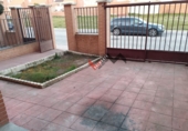 Отдельно стоящий дом с участком на продажу в городе Torrijos. Фото