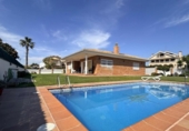 Отдельно стоящий дом с участком на продажу в городе el Vendrell Фото