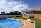 Отдельно стоящий дом с участком на продажу в городе el Vendrell Фото