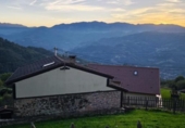 Отдельно стоящий дом с участком на продажу в городе Mieres Фото