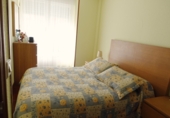Отдельно стоящий дом с участком на продажу в городе Laredo. Фото