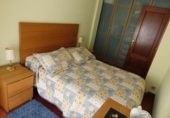 Отдельно стоящий дом с участком на продажу в городе Laredo. Фото