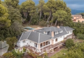 Отдельно стоящий дом с участком на продажу в городе Sant Feliu de Codines Фото