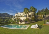 Chalet independiente con terreno en venta en la España, Benahavís, ref: TR401901 foto