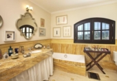 Chalet independiente con terreno en venta en la España, Benahavís, ref: TR401901 foto