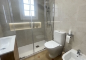 Дом с участком на продажу в городе Rubí. Фото