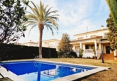 Отдельно стоящий дом с участком на продажу в городе el Vendrell Фото