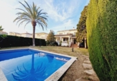 Отдельно стоящий дом с участком на продажу в городе el Vendrell Фото