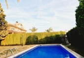 Отдельно стоящий дом с участком на продажу в городе el Vendrell Фото