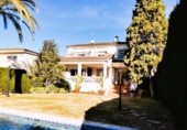 Отдельно стоящий дом с участком на продажу в городе el Vendrell Фото