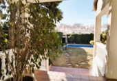 Отдельно стоящий дом с участком на продажу в городе el Vendrell Фото