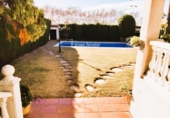 Отдельно стоящий дом с участком на продажу в городе el Vendrell Фото