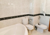Отдельно стоящий дом с участком на продажу в городе el Vendrell Фото