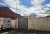 Участок с постройкой на продажу в городе Valencia de Don Juan Фото