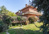 Отдельно стоящий дом с участком на продажу в городе Castellar del Vallès Фото