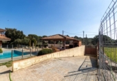 Отдельно стоящий дом с участком на продажу в городе Castellar del Vallès Фото