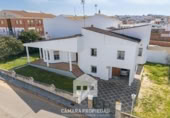 Отдельно стоящий дом с участком на продажу в городе Rociana del Condado Фото