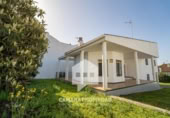Отдельно стоящий дом с участком на продажу в городе Rociana del Condado Фото