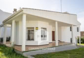 Отдельно стоящий дом с участком на продажу в городе Rociana del Condado Фото