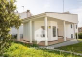 Отдельно стоящий дом с участком на продажу в городе Rociana del Condado Фото