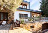 Отдельно стоящий дом с участком на продажу в городе Castellar del Vallès. Фото