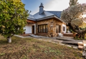 Отдельно стоящий дом с участком на продажу в городе Castellar del Vallès. Фото