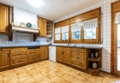 Отдельно стоящий дом с участком на продажу в городе Castellar del Vallès. Фото