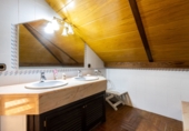 Отдельно стоящий дом с участком на продажу в городе Castellar del Vallès. Фото