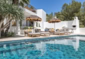 Отдельно стоящий дом с участком на продажу в городе Santa Eulària des Riu. Фото
