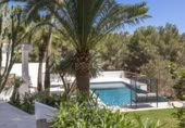 Отдельно стоящий дом с участком на продажу в городе Santa Eulària des Riu. Фото