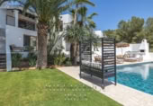Отдельно стоящий дом с участком на продажу в городе Santa Eulària des Riu. Фото