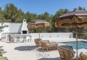 Отдельно стоящий дом с участком на продажу в городе Santa Eulària des Riu. Фото