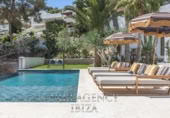 Отдельно стоящий дом с участком на продажу в городе Santa Eulària des Riu. Фото